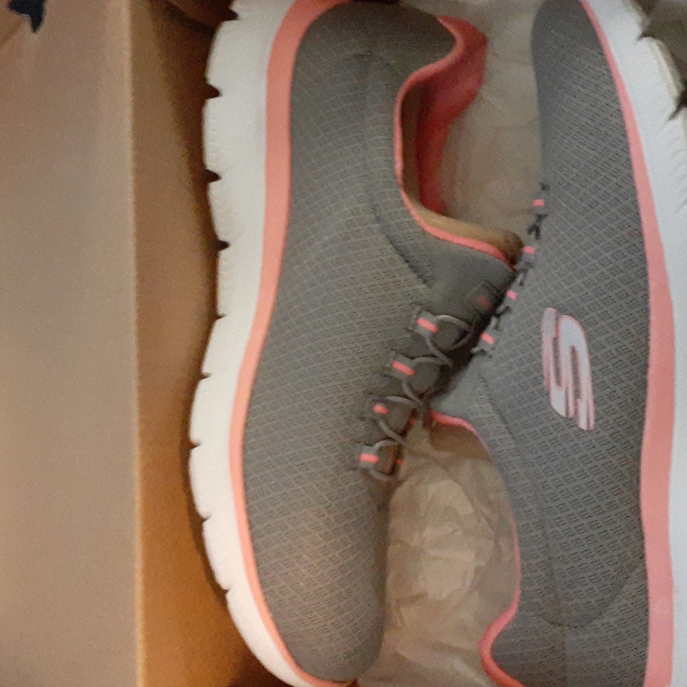 9wide Brand new in box skechers